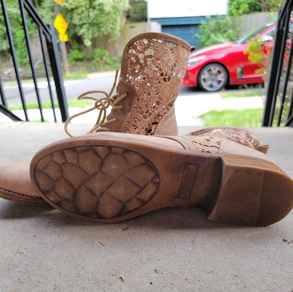 Lacey Beige/Light Brown Ankle Booties Size 9 - Picture 2 of 5